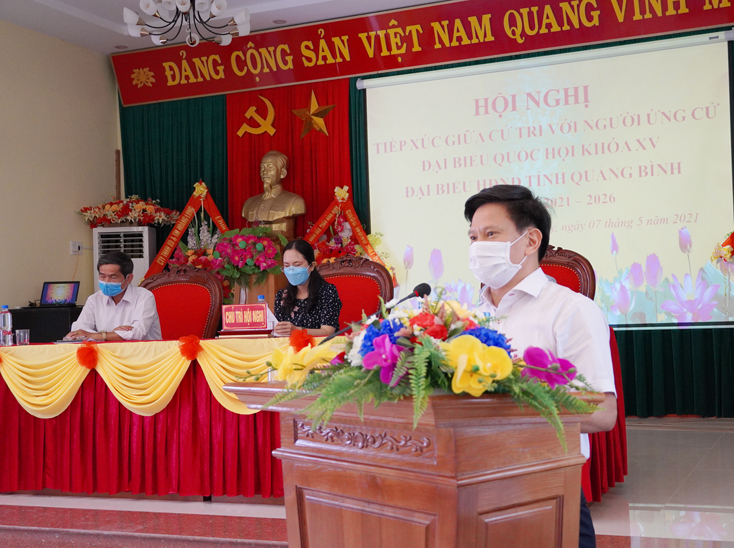 Ông Lê Vĩnh Thế, Tỉnh ủy viên, Bí thư Huyện ủy Lệ Thủy báo cáo chương trình hành động trước cử tri