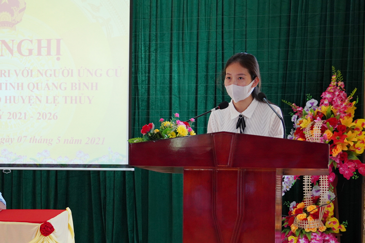 Bà Nguyễn Thị Ngọc Mai, Chánh Văn phòng Tỉnh đoàn Quảng Bình báo cáo chương trình hành động trước cử tri