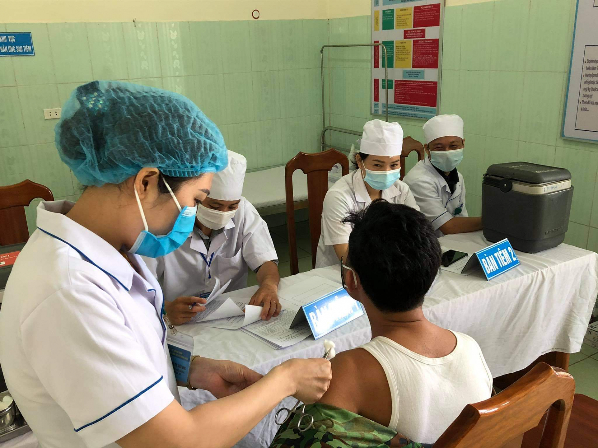 Minh Hóa tiến hành tiêm 