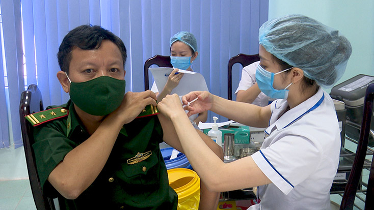 Hơn 500 người thuộc diện ưu tiên trên địa bàn thị xã đã được tiêm vắc xin phòng chống dịch Covid-19 