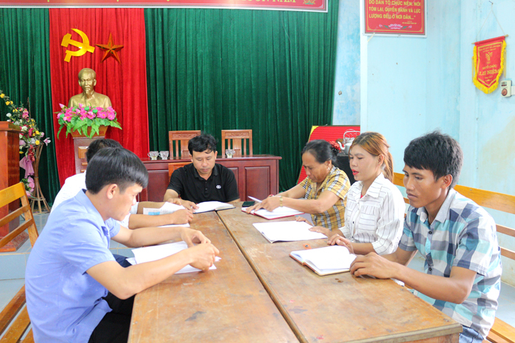 Một buổi sinh hoạt của đảng viên Chi bộ bản Cáo, xã Lâm Hóa (Tuyên Hóa).