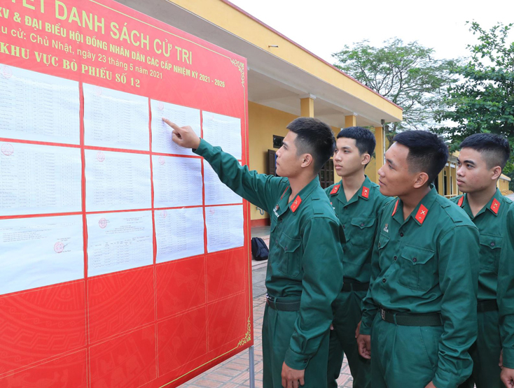 Các chiến sĩ Trung đoàn 66, Sư đoàn 304 (Quân đoàn 2) theo dõi danh sách cử tri tại đơn vị.