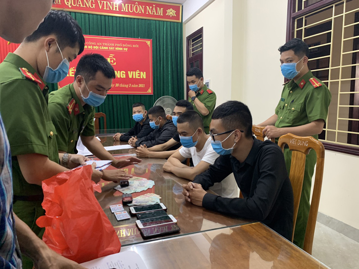 Nhóm 5 đối tượng hoạt động cho vay lãi nặng tại địa bàn tỉnh được Công an TP. Đồng Hới tạm giữ để đấu tranh.