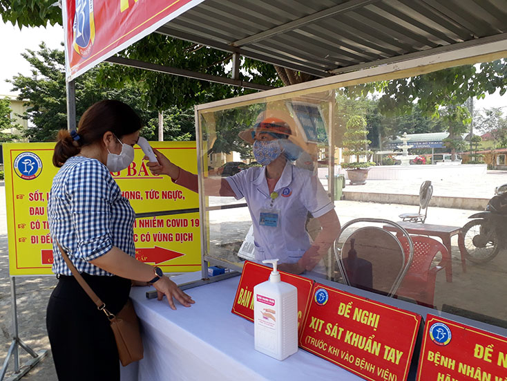 Các bệnh viện đều triển khai hoạt động sàng lọc ngay tại cổng để phát hiện sớm, xử lý kịp thời các trường hợp nghi mắc Covid-19.
