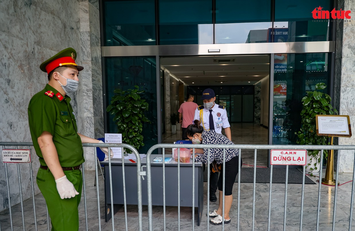 Hà Nội phong toả khu vực có bệnh nhân COVID-19. Ảnh: Trung Nguyên.