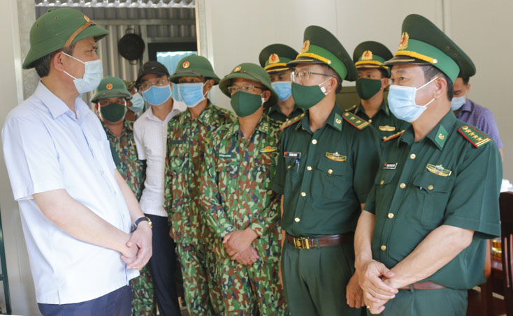  Đồng chí Trần Thắng, Phó Bí thư Tỉnh ủy, Chủ tịch UBND tỉnh kiểm tra công tác phòng, chống dịch và quản lý, bảo vệ biên giới ở các chốt Biên phòng trên biên giới.