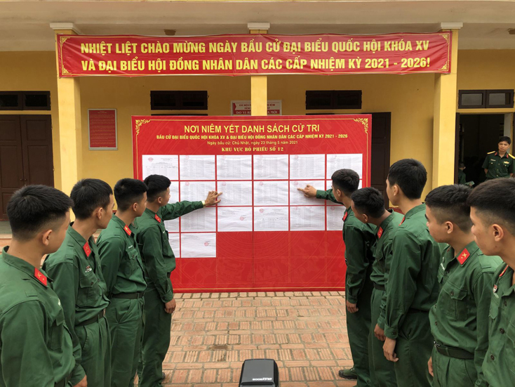 Các chiến sĩ Sư đoàn 304, Quân đoàn 2 xem danh sách cử tri tại đơn vị.