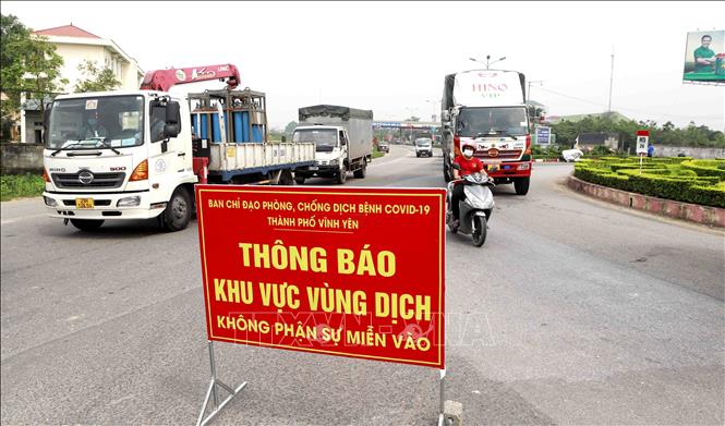  Vĩnh Phúc lập 11 chốt kiểm soát dịch COVID-19 các tuyến đường vào thành phố Vĩnh Yên. Ảnh: TTXVN