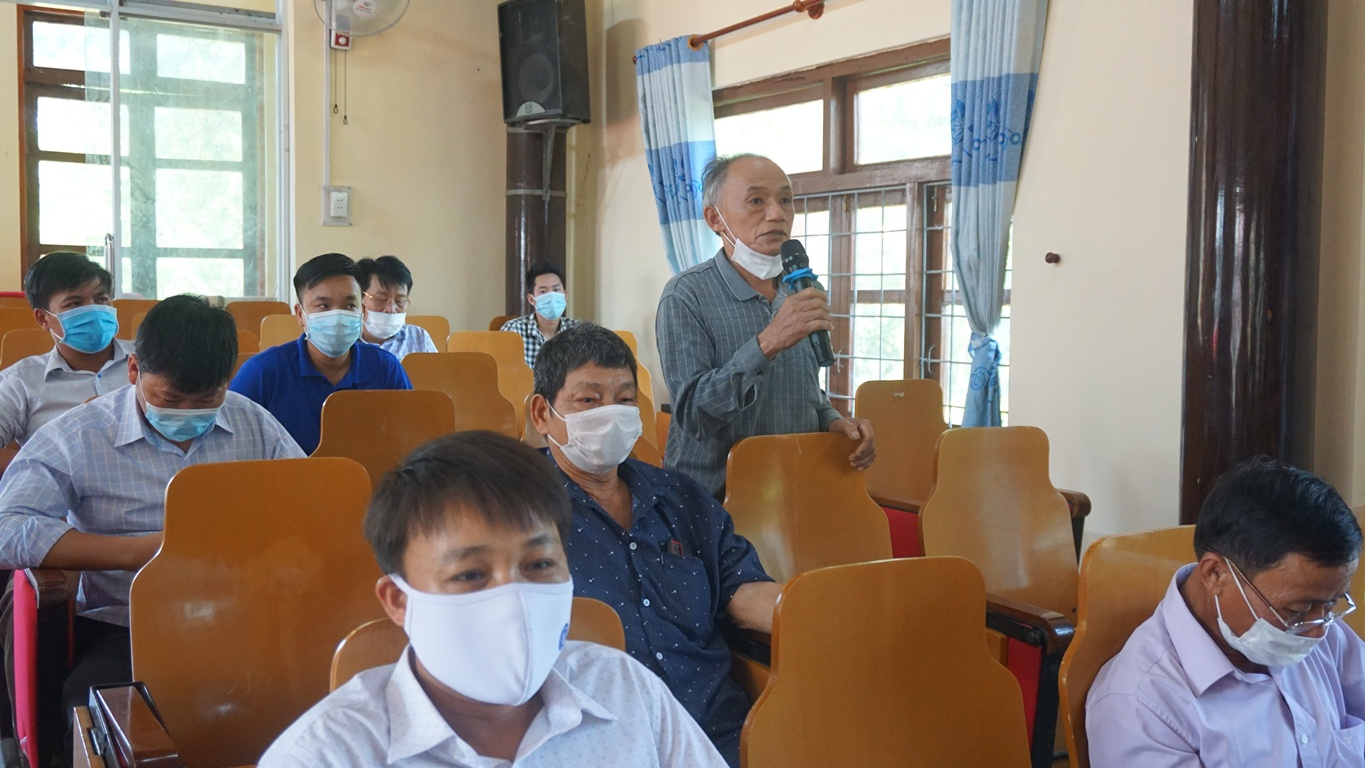 Cử tri Minh Hóa phát biểu ý kiến, bày tỏ tâm tư, nguyện vọng của mình với các ứng cử viên tại hội nghị.