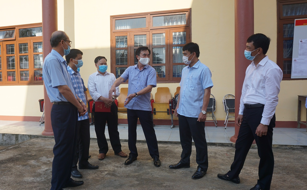 Các ửng cử viên đại biểu HĐND tỉnh nhiệm kỳ 2021-2026 ở đơn vị bầu cử số 1 trao đổi với cử tri Minh Hóa bên ngoài hội trường.
