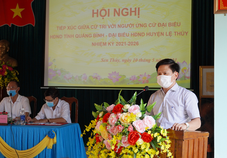 Ông Lê Vĩnh Thế, Tỉnh ủy viên, Bí thư Huyện ủy Lệ Thủy báo cáo chương trình hành động trước cử tri