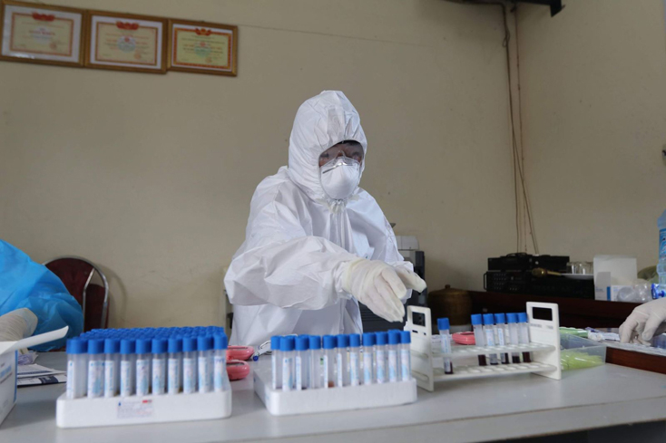 Xét nghiệm sàng lọc người mắc COVID-19. Ảnh: Lê Phú
