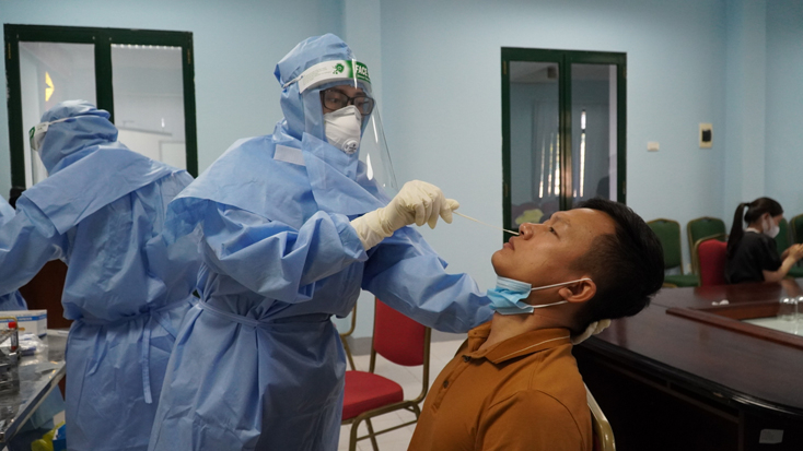 Cán bộ CDC Quảng Bình lấy mẫu xét nghiệm sàng lọc SARS-CoV-2 cho cán bộ, nhân viên Cảng hàng không Đồng Hới.