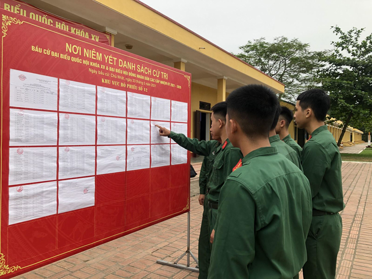Các chiến sĩ Trung đoàn 66, Sư đoàn 304 theo dõi danh sách cử tri tại đơn vị.