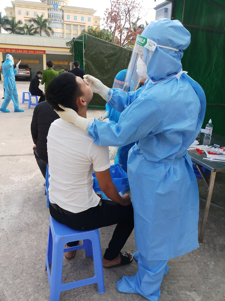 Cán bộ y tế tích cực triển khai hoạt động xét nghiệm các đối tượng có liên quan đến người mắc Covid-19, người đến, về từ vùng dịch.