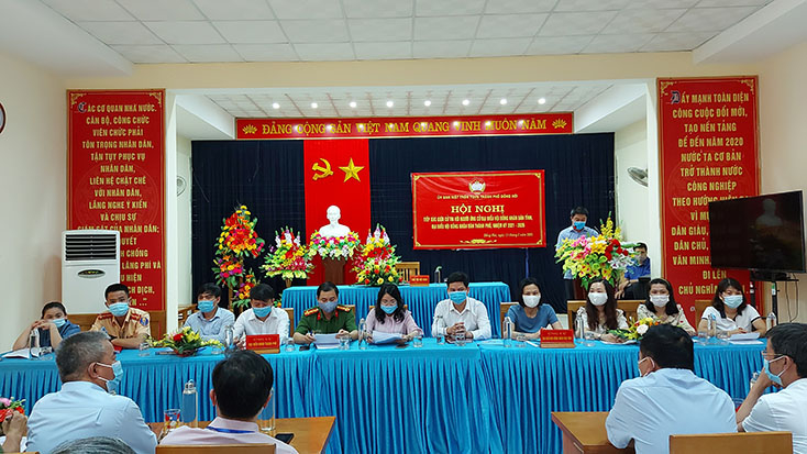 Các ửng cử viên đại biểu HĐND tỉnh, HĐND TP. Đồng Hới tiếp xúc với cử tri.
