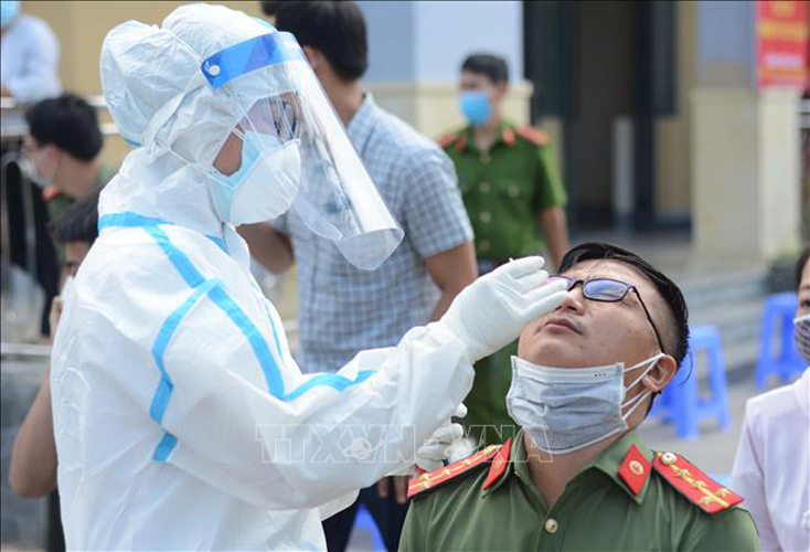 Xét nghiệm COVID-19 cho người tham gia chống dịch. Ảnh: TTXVN.