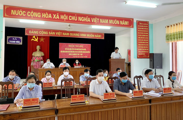 Ứng cử viên trình bày chương trình hành động tại hội nghị.