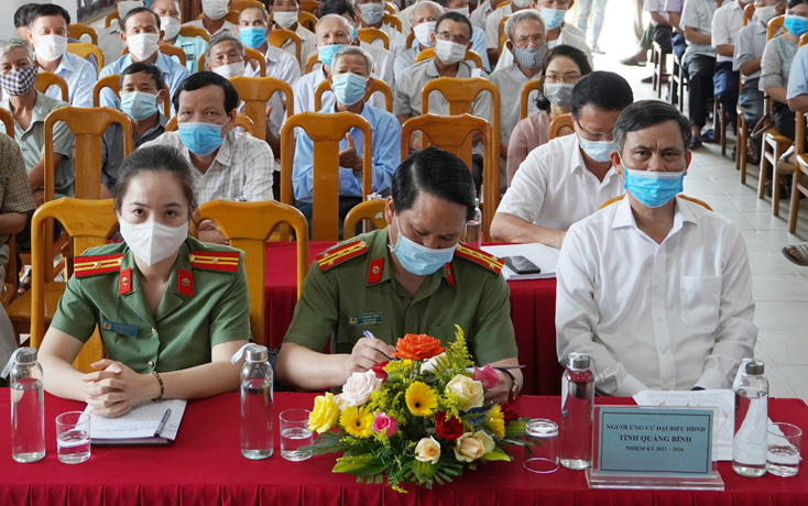 Các ứng cử viên đại biểu HĐND tỉnh nhiệm kỳ 2021-2026 tại đơn vị bầu cử số 8 tiếp xúc với cử tri tại điểm xã Hải Phú (Bố Trạch).