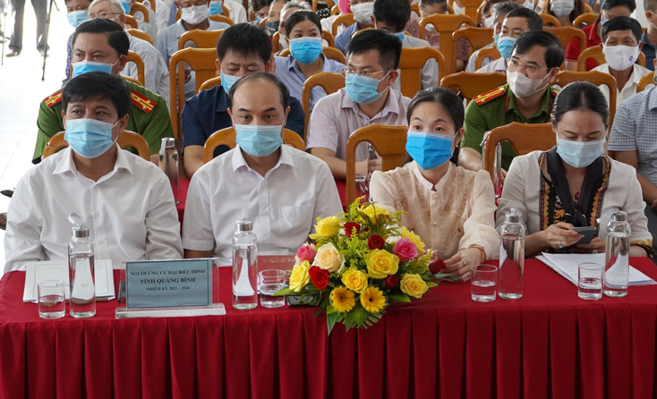 Các ứng cử viên đại biểu HĐND tỉnh nhiệm kỳ 2021-2026 tại đơn vị bầu cử số 8 tiếp xúc với cử tri tại điểm xã Hải Phú (Bố Trạch).