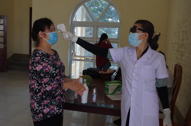 Công tác phòng, chống dịch bệnh Covid-9 tại điểm tiếp xúc cử tri được thực hiện nghiêm túc.