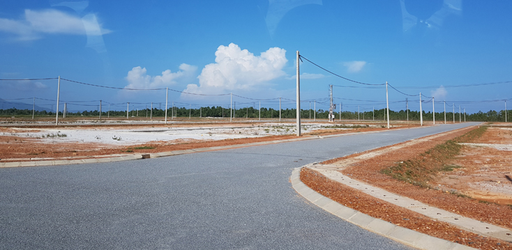 Giao dịch mua, bán nhà đất luôn tiềm ẩn nhiều rủi ro nếu các bên liên quan khai giá thấp hơn thực tế để công chứng nhằm “né thuế”.