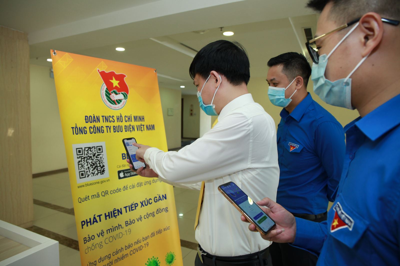 Vận động cài đặt ứng dụng Bluezone.