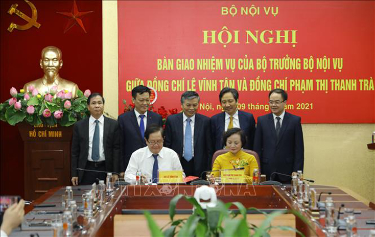 Lễ ký bàn giao nhiệm vụ của Bộ trưởng Bộ Nội vụ giữa đồng chí Lê Vĩnh Tân và đồng chí Phạm Thị Thanh Trà, ngày 9-4. Ảnh: Văn Điệp/TTXVN