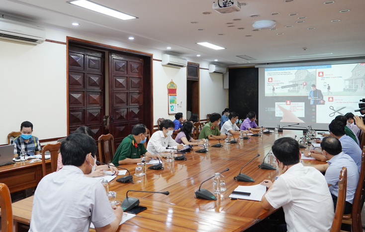 Các đại biểu nghe giới thiệu về các giải pháp công nghệ quản lý, giám sát cách ly y tế tập trung phòng, chống dịch Covid-19