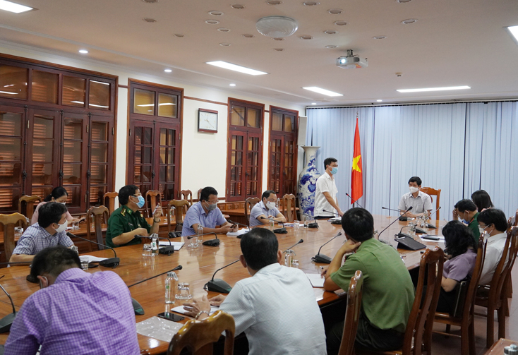 Các đại biểu thảo luận tại buổi làm việc.