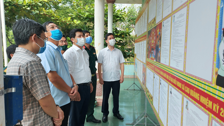 Các thành viên Ban Chỉ đạo bầu cử tỉnh kiểm tra việc niêm yết danh sách người ứng cử và cử tri tại khu vực bỏ phiếu số 3 xã Cao Quảng.