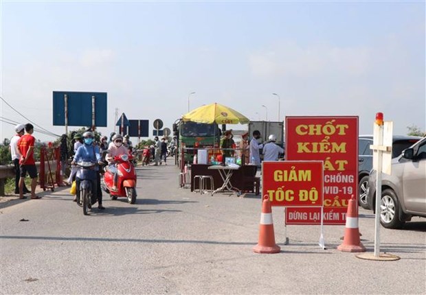 Chốt kiểm soát dịch COVID-19 tại Quốc lộ 38, huyện Thuận Thành, tỉnh Bắc Ninh. (Ảnh: Thanh Thương/TTXVN)
