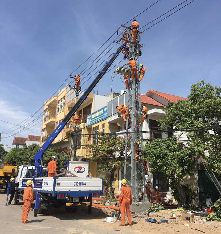 Công nhân Điện lực Đồng Hới kiểm tra các trạm biến áp.