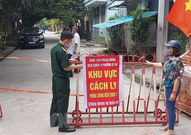 Lực lượng chức năng phong tỏa Khu dân cư tổ 16, phường Kỳ Bá, thành phố Thái Bình. (Ảnh: TTXVN phát)