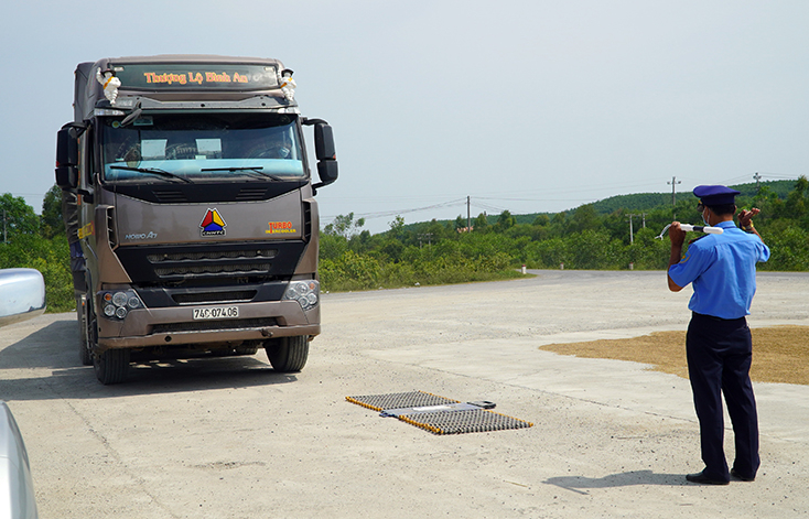 Kiểm soát tải trọng phương tiện bằng cân di động. 
