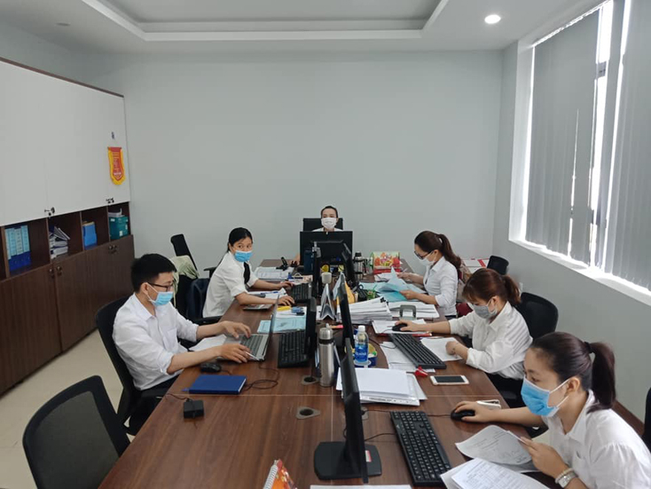 Đoàn viên thanh niên các đơn vị thực hiện nghiêm việc đeo khẩu trang khi giao dịch, làm việc.    