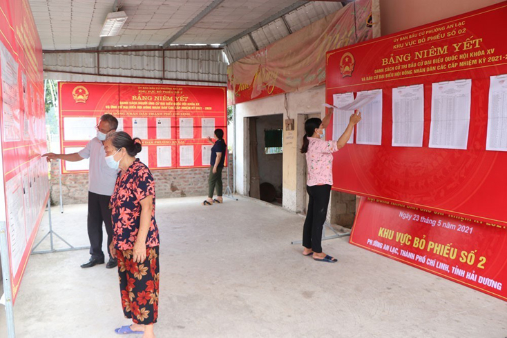 Trước tình hình dịch COVID-19 diễn biến khó lường, Ủy ban Bầu cử tỉnh Hải Dương yêu cầu các cấp, các ngành thực hiện nghiêm các biện pháp phòng, chống dịch, đảm bảo an toàn tuyệt đối cho bầu cử và không để dịch bệnh ảnh hưởng đến kết quả, chất lượng của bầu cử và do bầu cử làm lây lan dịch bệnh. Ảnh: Mạnh Minh/TTXVN