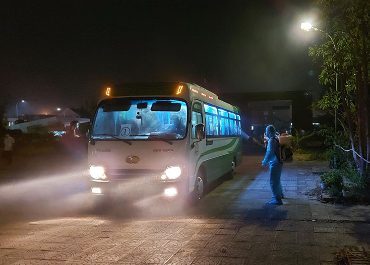 Cán bộ y tế tăng cường khử khuẩn các địa điểm, phương tiện có liên quan đến vùng dịch và người mắc Covid-19.