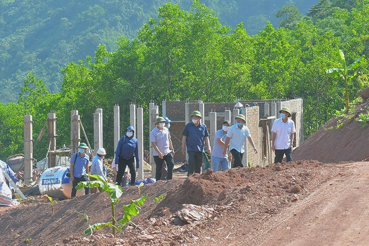 Đồng chí Phó Chủ tịch Thường trực UBND tỉnh Đoàn Ngọc Lâm kiểm tra kiểm tra tiến độ thi công công trình khu tái định cư tại xã Dân Hóa (Minh Hóa).