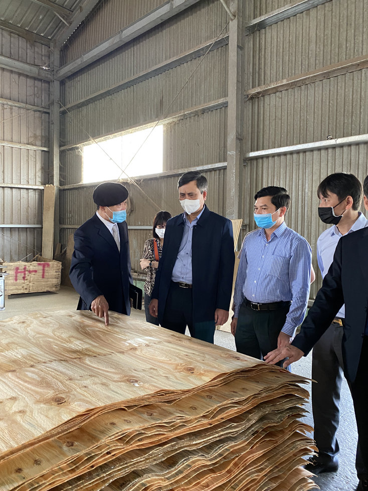 Đồng chí Chủ tịch UBND tỉnh Trần Thắng thăm, động viên các doanh nghiệp nâng cao hiệu quả sản xuất, kinh doanh trong bối cảnh dịch Covid-19 diễn biến phức tạp.