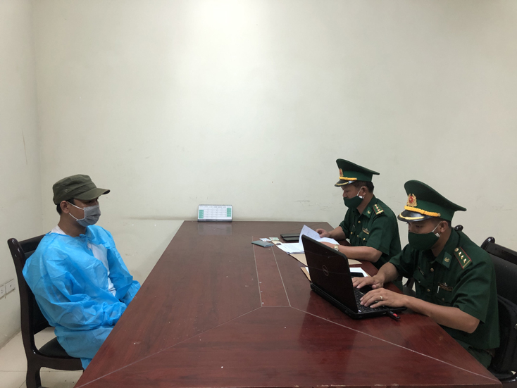 Đồn Biên phòng CKQT Cha Lo lập biên bản Đối tượng truy nã Bùi Văn Thanh.
