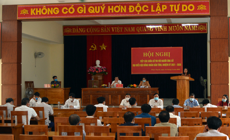 Các ứng cử viên HĐND tỉnh tiếp xúc với cử tri huyện Bố Trạch tại xã Phúc Trạch. 