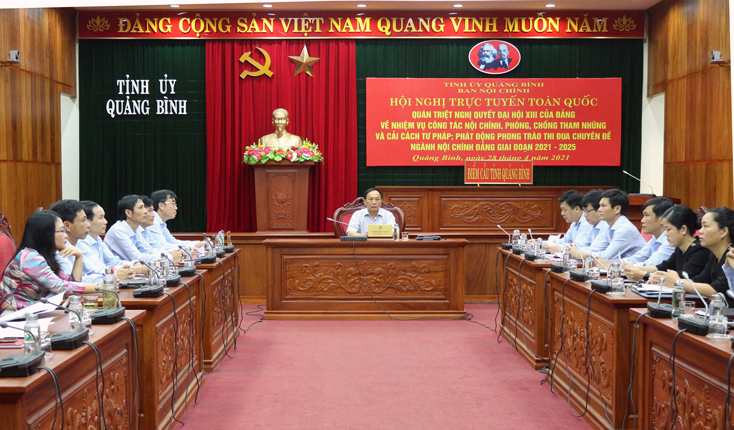Đồng chí Trần Hải Châu, Phó Bí thư Thường trực Tỉnh ủy, Chủ tịch HĐND tỉnh chủ trì tại điểm cầu Quảng Bình tham gia hội nghị trực tuyến toàn quốc quán triệt Nghị quyết Đại hội XIII của Đảng về nhiệm vụ công tác nội chính, PCTN.