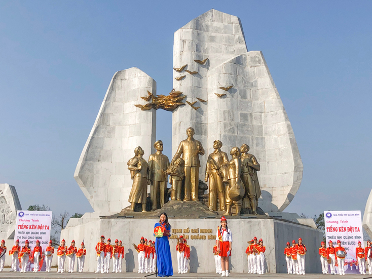 Trình diễn nghi thức Đội trước Quảng trường Hồ Chí Minh với nhân dân Quảng Bình.