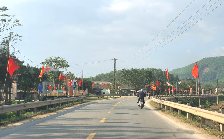 Quốc lộ 12A thênh thang rộng mở.