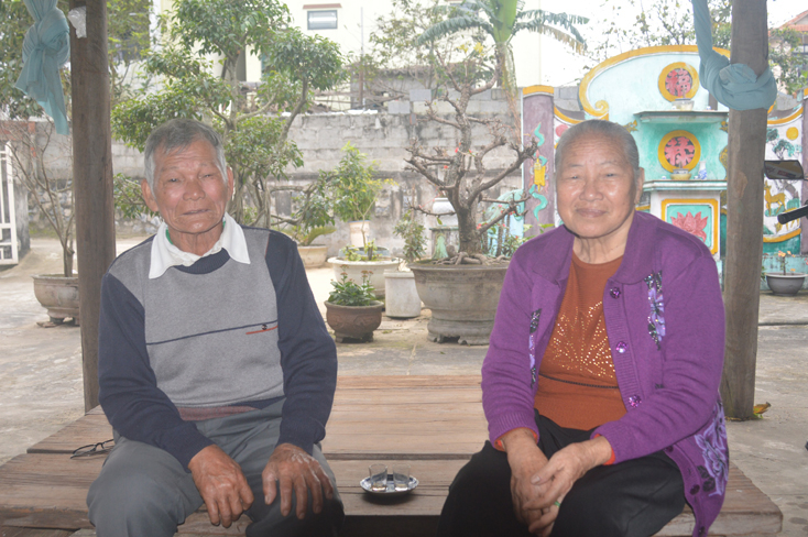 Vợ chồng ông Hoàng Quang Vàng tự hào kể lại thành tích bơi lội của ôngVàng và các con.