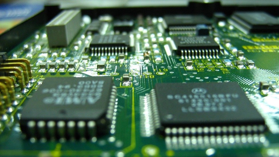 Ngành chế tạo ô tô toàn cầu gặp khó khăn do khủng hoảng nguồn cung chip điện tử. Ảnh: RT