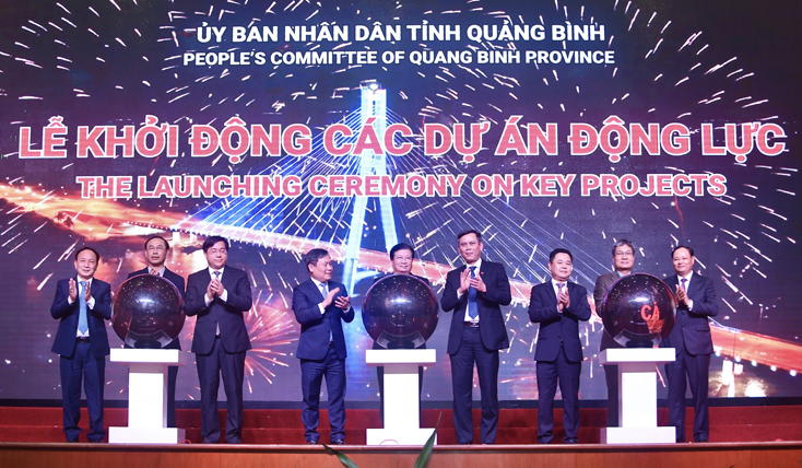 Nguyên Phó Thủ tướng Trịnh Đình Dũng; lãnh đạo các bộ, ban, ngành Trung ương và lãnh đạo tỉnh bấm nút khởi động dự án đường ven biển, cầu Nhật Lệ 3 và nâng cấp sân đỗ Sân bay Đồng Hới.