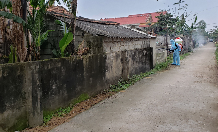 Cán bộ Chi cục Chăn nuôi và Thú y phun tiêu độc khử trùng chuồng trại phòng, chống DTLCP trên địa bàn huyện Quảng Trạch.