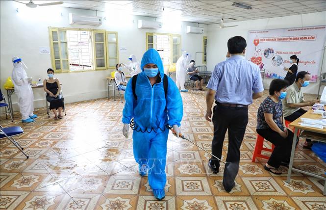  Phun khử khuẩn nơi lấy mẫu xét nghiệm phòng dịch COVID-19. Ảnh: TTXVN